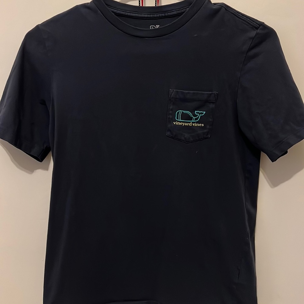 GUC Vineyard Vines football tee, sz medium